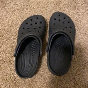 Black women’s crocs size 5